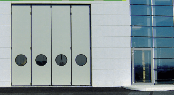 Porte industrielle type 'accordéon' à repliement latéral